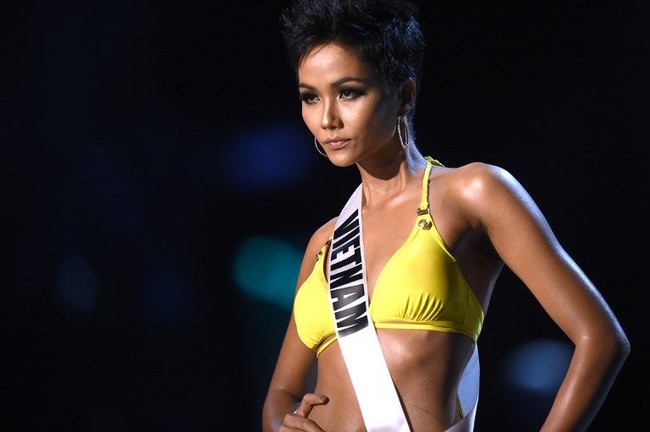 Berbikini kembar dengan Miss Venezuela adalah Miss Vietnam HHen Nie. Finalis Miss Universe 2018 asal Vietnam ini mencuri perhatian karena penampilannya yang beda dari finalis lainnya, yaitu berambut super pendek. Foto: Lillian SUWANRUMPHA / AFP