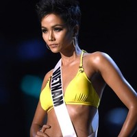 Berbikini kembar dengan Miss Venezuela adalah Miss Vietnam HHen Nie. Finalis Miss Universe 2018 asal Vietnam ini mencuri perhatian karena penampilannya yang beda dari finalis lainnya, yaitu berambut super pendek. Foto: Lillian SUWANRUMPHA / AFP