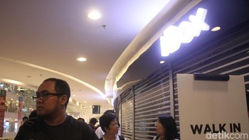 Salah satu pengantre bernama Fadly ini mengincar iPhone XR, ia telah mengantre sejak pukul 06.00 WIB karena masuk antrean walk in. Foto: Rifkianto Nugroho/detikinet