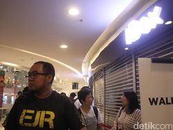 Suasana Antrean dan Ciuman Pembeli iPhone Anyar di Indonesia