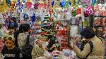 Pernak-pernik Natal di Pasar Asemka Mulai Diserbu
