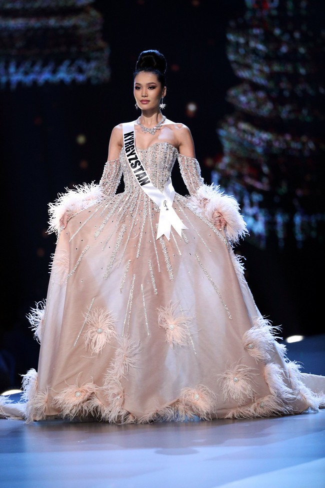 Bagai putri, Miss Kyrgyztan berjalan di sesi preliminery show di Bangkok, Kamis (13/12/2018) dibalut gaun off-the-shoulder bernuansa champagne. Foto: REUTERS/Athit Perawongmetha