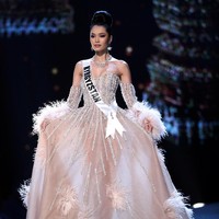 Bagai putri, Miss Kyrgyztan berjalan di sesi preliminery show di Bangkok, Kamis (13/12/2018) dibalut gaun off-the-shoulder bernuansa champagne. Foto: REUTERS/Athit Perawongmetha