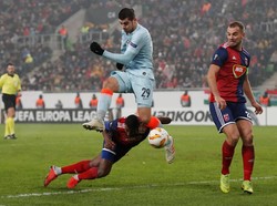 Alvaro Morata berduel di kotak penalti dengan bek Vidi FC yang berusaha mencegahnya bikin gol. (Matthew Childs/Reuters)