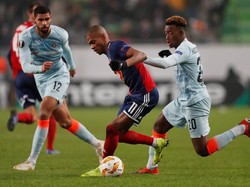 Ruben Loftus-Cheek dan Callum Hudson-Odoi tampak kerepotan menjaga pemain Vidi FC pada laga di Groupama Arena, Jumat (13/12/2018) dini hari WIB. (Matthew Childs/Reuters)