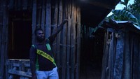 Masyarakat Dogiyai, Papua menyambut suka cita pemasangan Lampu Tenaga Surya Hemat Energi (LTSHE) yang diberikan Pemerintah. Dok. Kementerian ESDM.
