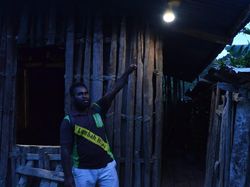Senangnya Warga Pelosok Papua, Dulu Gelap Kini Terang Senangnya Warga Pelosok Papua, Dulu Gelap Kini Terang