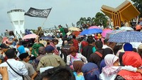 Namun warga terus memaksa masuk ke area tersebut membuat petugas Satpol PP kewalahan hingga akhirnya membiarkan massa untuk masuk.