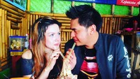 Duh! Romantisnya Galih bersama Kumalasari, saat menikmati bakso dengan tulang rusuk yang lembut gurih. Serasi, ya? Foto: Instagram @galihginanjar