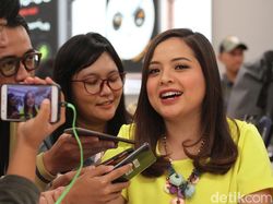 Tasya Kamila Semringah Pamerkan iPhone Barunya yang Merah