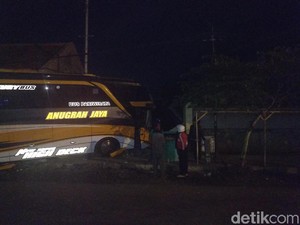Bus Rombongan Pelajar dari Lamongan Tabrak Warung, Sopir Luka