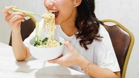Tetap dengan make up yang on, Abel terlihat sedang menikmati mie ayam. Duh jadi laper nih melihat Abel makan. Foto: Instagram@abellyc