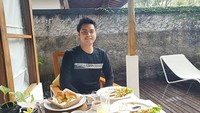 Kulineran sambil berlibur memang jadi cara Galih untuk melepas penat. Puas menyantap nasi goreng, Galih lanjut sarapan dengan roti dan butter. Foto: Instagram @galihginanjar