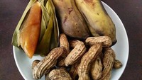 Saat cuaca dingin seperti ini enaknya menikmati segelas bandrek hangat dengan aneka rebusan. Ada pisang, kacang dan timus. Gimana nih menurut kamu sajian yang pas bukan? (Foto: Instagram@omamuda)