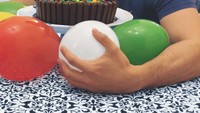 Wajah Prado suminggrah banget nih kala ia merayakan hari ulang tahunnya. Sebuah kue dan beberapa balon digenggamnya erat.  Foto: instagram @gabrielndsprado