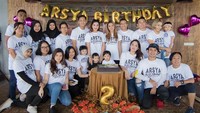 Kekompakan keluarga besar Anang Hermansyah juga terlihat kala perayaan ulang tahun Arsya Hermansyah yang kedua. Ada kue cokelat besar melengkapi momen bahagia ini. Foto: Instagram azriel_hermansyah