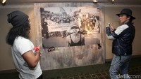 Bimbim dan Kaka sedang mengabadikan salah satu karya Tjandra Moh Amin yang dipamerkan.