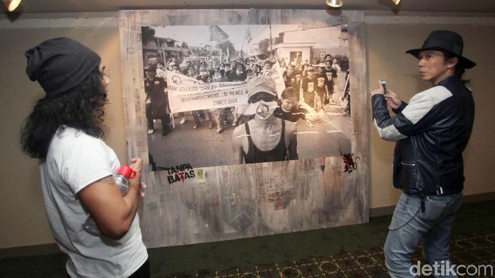 Para personil Slank di acara pameran buku foto Tanpa Batas di TIM.