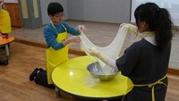 Taman rekreasi ini memang dilengkapi dengan wahana wisata edukasi di mana traveler bisa melihat proses pembuatan keju serta membuat sendiri keju. (cheesepark.kr)