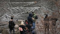Sejumlah orang nampak berkumpul di sekitar kolam Central Park untuk melihat keindahan dan misteriusnya Bebek Mandarin.