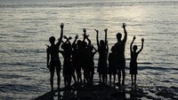 Di sana kita bisa lompat dari tebing, berenang dan menyusuri gua di dalam air. Sunset di sini juga juara banget. (MTMA)