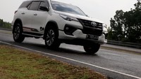 Toyota Fortuner berada di tempat ke-19. Sebanyak 1.358 unit Fortuner terdistribusi ke diler-diler Toyota. Foto: Rachman Haryanto