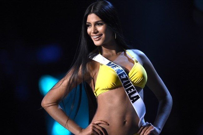 Miss Venezuela Sthefany Gutierrez tampil dalam balutan baju renang berwarna kuning saat preliminary competition atau penjurian awal Miss Universe 2018 yang berlangsung di Bangok, Thailand, Kamis (13/12/2018) malam. Foto: Lillian SUWANRUMPHA / AFP