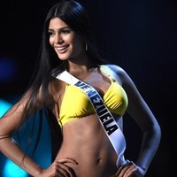 Miss Venezuela Sthefany Gutierrez tampil dalam balutan baju renang berwarna kuning saat preliminary competition atau penjurian awal Miss Universe 2018 yang berlangsung di Bangok, Thailand, Kamis (13/12/2018) malam. Foto: Lillian SUWANRUMPHA / AFP