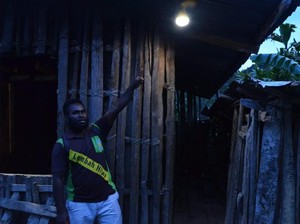 Lampu Tenaga Surya Jadi Kado Natal Warga Terpencil di Papua