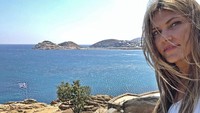 Eva merupakan dara kelahiran Thessaloniki, Yunani tahun 1978. Masih lajang dan kaya prestasi, Eva juga gemar traveling di tengah kesibukannya (evakaili/Instagram)