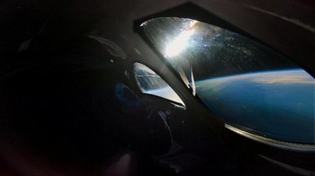 VSS Unity tersebut, diterbangkan oleh dua pilot veteran dengan ketinggian maksimum 82,7 kilometer. Artinya melampaui tepian angkasa yang menurut pemerintah Amerika Serikat berada di ketinggian 80 kilometer. Foto: Reuters