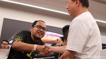Ia tampak senang mendapatkan iPhone anyar yang diidamkannya. Foto: Rifkianto Nugroho/detikinet
