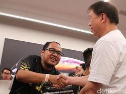 Suasana Antrean dan Ciuman Pembeli iPhone Anyar di Indonesia