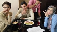 Aktor berusia 35 tahun ini masih tampil awet muda. Di lokasi syuting, Keith sering makan siang bersama dengan teman-temannya. Foto: Instagram @keithfoo