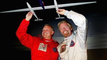 Pada tahun 2004, Branson mendirikan perusahaan wisata antariksa yang dinamainya Virgin Galactic. Dia memimpikan suatu hari, orang biasa akan bisa sampai ke angkasa dengan pesawat canggih yang ia buat. Foto: Getty Images