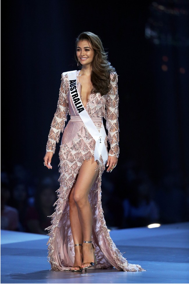 Miss Australia, Francesca Hung cantik mengenakan gaun plunging dengan belahan rok tinggi bernuansa blush pink. Aksen fringe membuat look gaun tampak glamour. Foto: REUTERS/Athit Perawongmetha