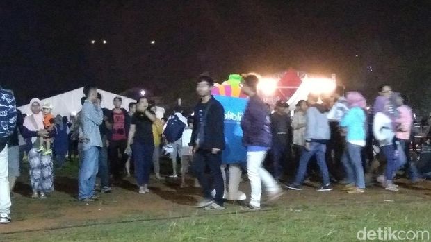 Warga juga datang berkunjung ke booth-booth yang ada di lokasi