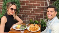 Makan siang di restoran khas Prancis, Frank dan Cinta terlihat keren dengan gaya kasual mereka. Fran pesan sandwich dengan kentang goreng renyah, sementara Cinta lebih suka eggs bennedict. Foto: Instagram @soyfrankgarcia