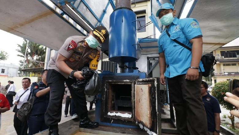 Polda Kalbar Musnahkan 1,3 Kg Sabu dari Penangkapan 7 Tersangka Polda Kalbar Musnahkan 1,3 Kg Sabu dari Penangkapan 7 Tersangka