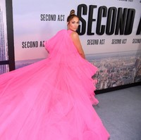 Salah satunya adalah gaun megar rancangan Giambattista Valli ini. J.Lo membungkus tubuh seksinya dengan gaun ini saat menghadiri premier Second Act di Regal Union Square Theatre, New York City, Rabu (12/12/2018). (Foto: Getty Images)