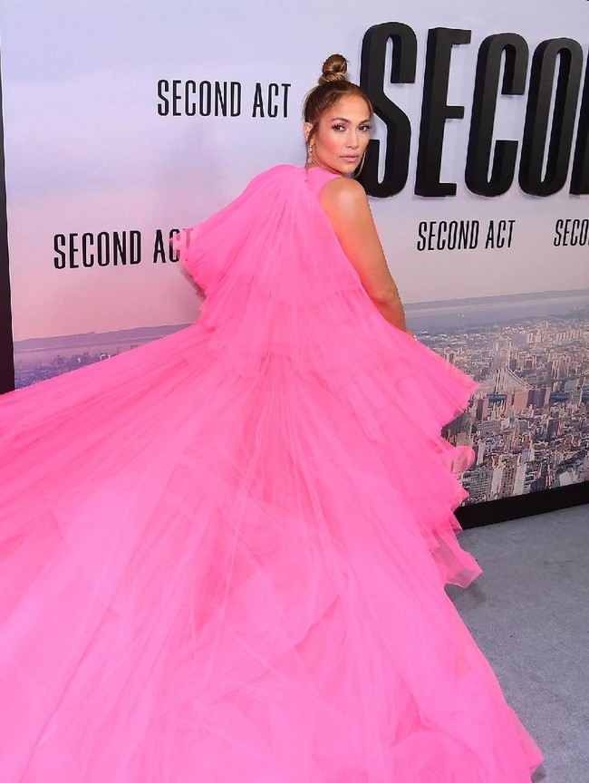 Salah satunya adalah gaun megar rancangan Giambattista Valli ini. J.Lo membungkus tubuh seksinya dengan gaun ini saat menghadiri premier Second Act di Regal Union Square Theatre, New York City, Rabu (12/12/2018). (Foto: Getty Images)
