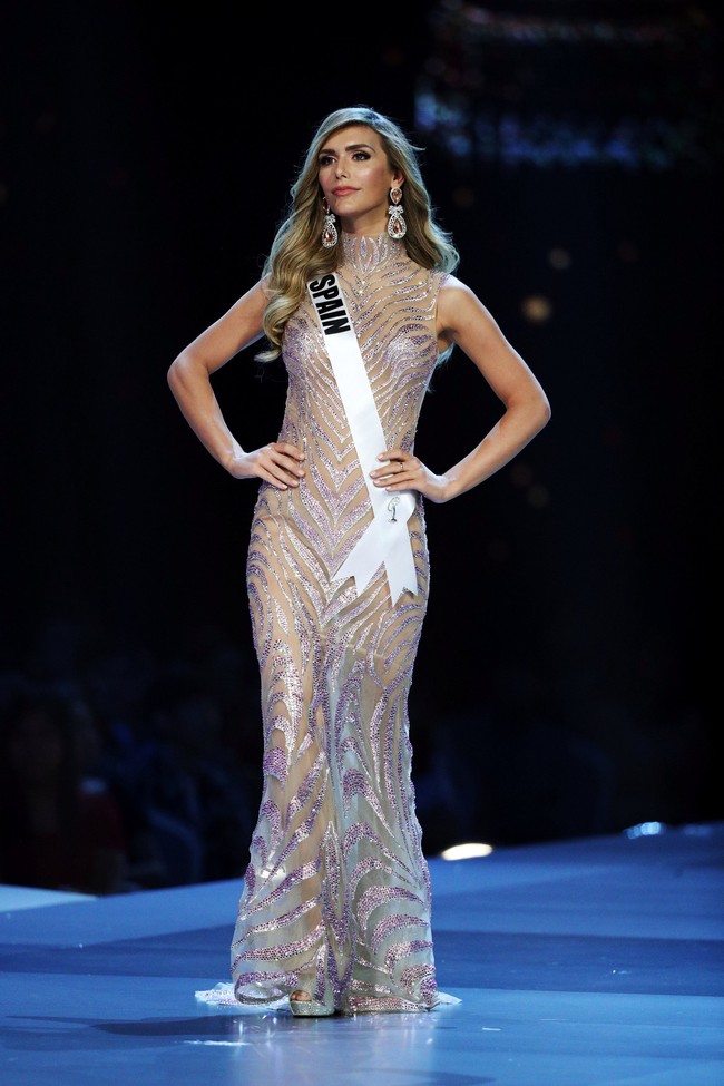 Miss Spanyol Angela Ponce menjadi wanita transgender pertama yang berkompetisi di ajang kecantikan dunia, sebesar Miss Universe. Dalam balutan gaun malam, Angela memesona dengan gaun yang memeluk siluet tubuh. Foto: REUTERS/Athit Perawongmetha