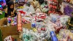 Pernak-pernik Natal di Pasar Asemka Mulai Diserbu