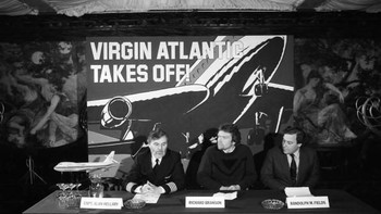 Branson saat merintis maskapai penerbangan miliknya, Virgin Atlantic. Sejak muda, Branson sudah senang berbisnis. Bisnis pertamanya adalah berjualan pohon Natal dan burung, namun gagal. Kesuksesan pertamanya adalah majalah bernama Student yang didirikan tahun 1966 dan meraih banyak pembaca. Foto: Getty Images