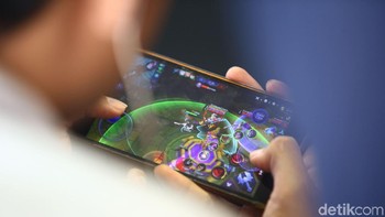 Para peserta tak melepaskan pandangannya dari gadget mereka.