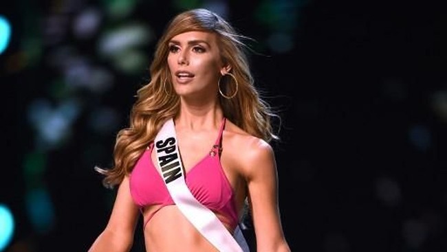 Inilah penampilan Angela dengan bikini. Ia tampil dengan bikini warna pink. Foto: Lillian SUWANRUMPHA / AFP