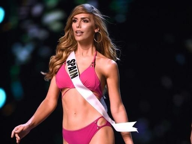 Finalis asal Spanyol, Angela Ponce, transgender yang mencetak sejarah karena menjadi finalis Miss Universe 2018 tampil percaya diri berlenggak-lenggok di panggung dalam balutan bikini berwarna fuschia. Foto: Lillian SUWANRUMPHA / AFP