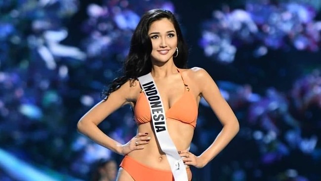 Dan inilah penampilan finalis Miss Universe 2018 asal Indonesia, Sonia Fergina Citra. Sonia tampil percaya diri memakai bikini berwarna oranye. Foto: Instagram @officialputeriindonesia