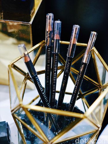 Pensil alis kolaborasi Lakme dengan Anggi Rassly.