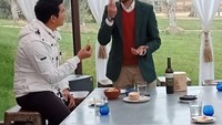Saat liburan, Keith memilih untuk ikut ke acara wine dan cheese tasting. Acara semakin seru dengan pemandangan alam yang indah. Foto: Instagram @keithfoo